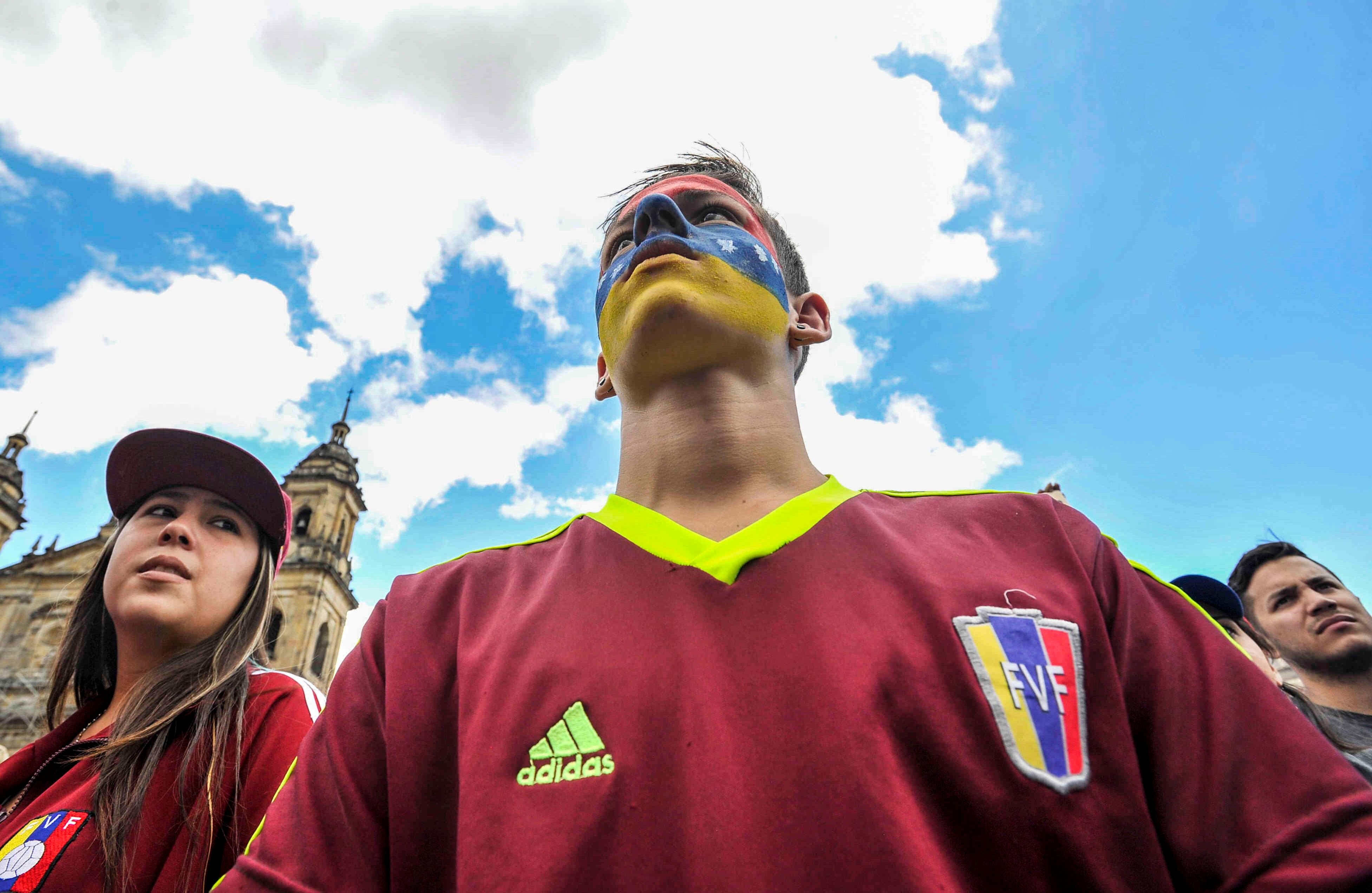 Venezolanos — residentes en Bogotá— hacen fila para ejercer su derecho al voto el domingo 16 de julio de 2017, en Colombia, durante las votaciones al plebiscito. Esta jornada democrática ha sido  impulsada  por la oposición al gobierno de Nicolás Maduro. En las tarjetas, los ciudadanos deben responder ‘sí’ o ‘no’ a tres preguntas: la primera es si respalda el plan del presidente Nicolás Maduro de cambiar la Constitución; la segunda es si  apoya la intervención de las Fuerzas Armadas para “restituir el orden constitucional” y por último si desea un gobierno de unidad nacional. Foto: Carlos Julio Martínez / SEMANA