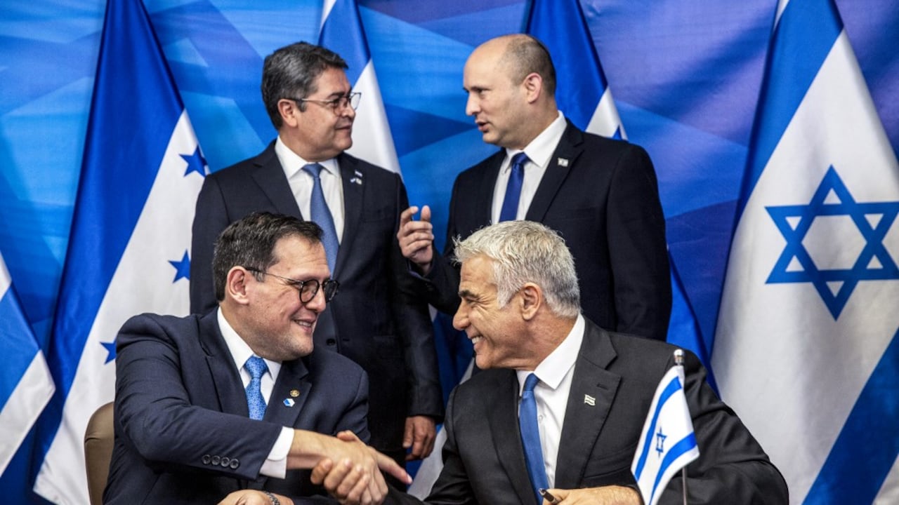 IEl canciller israelí Yair Lapid (abajo a la derecha) le da la mano al canciller hondureño Lisandro Rosales (abajo a la izquierda) mientras el primer ministro israelí Naftali Bennett (arriba a la derecha) habla con el presidente hondureño Juan Orlando Hernández (arriba a la izquierda) durante la firma de acuerdos bilaterales en Oficina del Primer Ministro en Jerusalén.