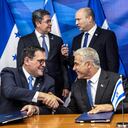 El canciller israelí Yair Lapid (abajo a la derecha) le da la mano al canciller hondureño Lisandro Rosales (abajo a la izquierda) mientras el primer ministro israelí Naftali Bennett (arriba a la derecha) habla con el presidente hondureño Juan Orlando Hernández (arriba a la izquierda) durante la firma de acuerdos bilaterales en Oficina del Primer Ministro en Jerusalén.
