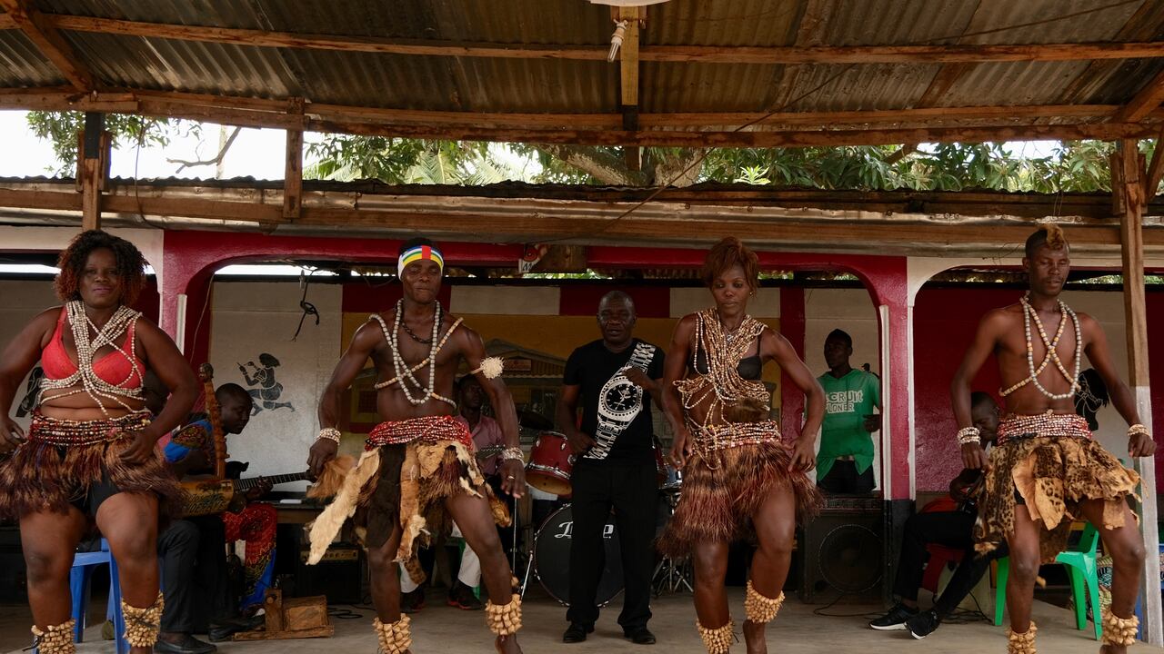 Bailarines de la orquesta Zokela. Foto: Camille Laffont / AFP