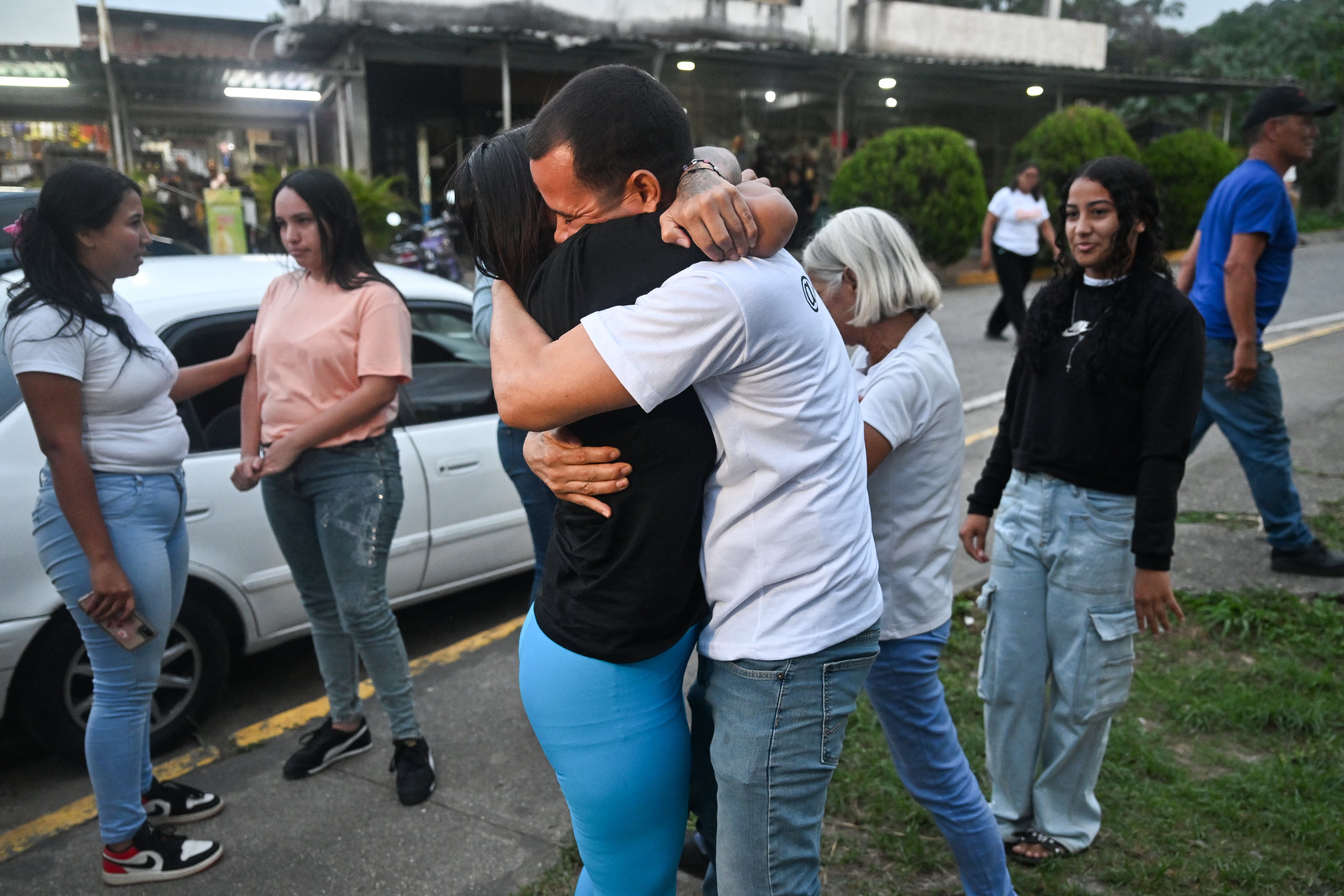 La ex presa política Ángela Vásquez abraza a su hermano tras su liberación a las afueras de la prisión El Rodeo I en Guatire, estado Miranda, Venezuela, el 14 de agosto de 2026.