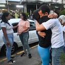 La ex presa política Ángela Vásquez abraza a su hermano tras su liberación a las afueras de la prisión El Rodeo I en Guatire, estado Miranda, Venezuela, el 14 de agosto de 2026.