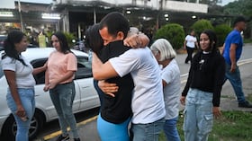 La ex presa política Ángela Vásquez abraza a su hermano tras su liberación a las afueras de la prisión El Rodeo I en Guatire, estado Miranda, Venezuela, el 14 de agosto de 2026.