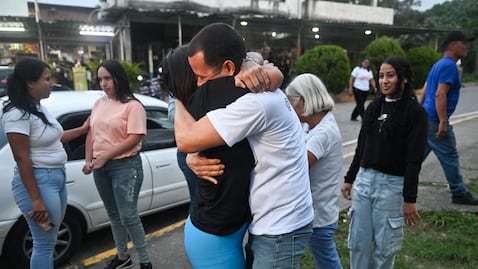 La ex presa política Ángela Vásquez abraza a su hermano tras su liberación a las afueras de la prisión El Rodeo I en Guatire, estado Miranda, Venezuela, el 14 de agosto de 2026.