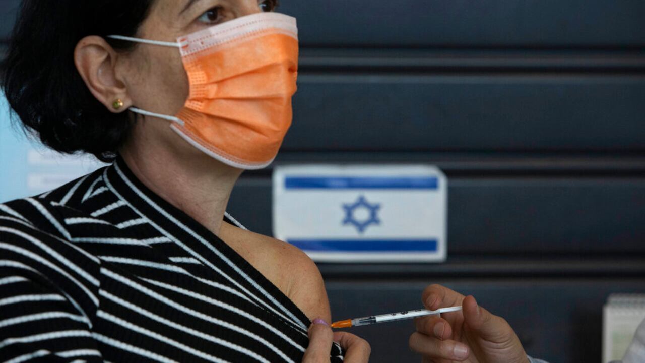 “Todo lo que falta son los campos de concentración”, declaró el diputado del Likud tras criticar el llamado ‘Pasaporte verde’ que reciben los israelíes cuando completan las dosis de las vacunas. (AP Photo/Sebastian Scheiner)