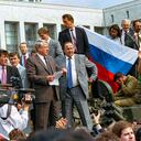 Subido a un tanque, Boris Yeltsin, el presidente de la Federación Rusa (con un papel en las manos), alienta a la ciudadanía a resistir un golpe de estado el 19 de agosto de 1991 en Moscú. (AP Photo, File)