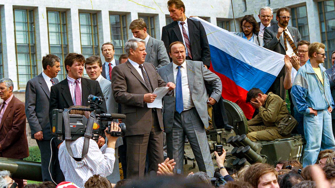 Subido a un tanque, Boris Yeltsin, el presidente de la Federación Rusa (con un papel en las manos), alienta a la ciudadanía a resistir un golpe de estado el 19 de agosto de 1991 en Moscú. (AP Photo, File)