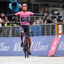El colombiano Egan Bernal celebra mientras se acerca a la línea de meta para ganar la 16a etapa de la carrera ciclista del Giro de Italia, desde Sacile hasta Cortina D'Ampezzo, en el norte de Italia, el lunes 24 de mayo de 2021 (Massimo Paolone / LaPresse vía AP)