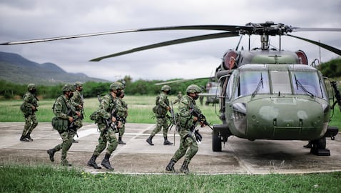 Despliegue de grupo del Ejército Nacional.