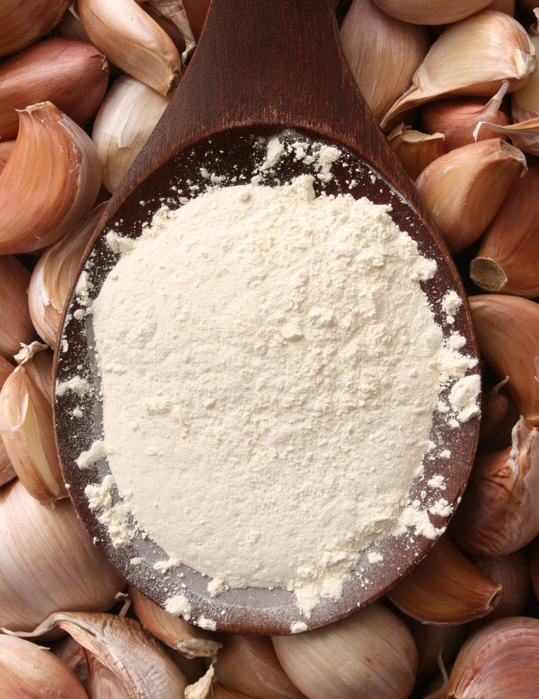 El ajo en polvo es una especia que se usa en la cocina para mejorar el sabor.