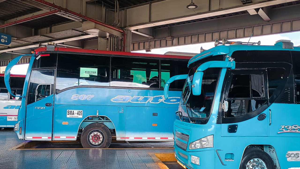 Viajeros se preparan para el alto flujo de pasajeros en terminales durante el puente festivo en Colombia.