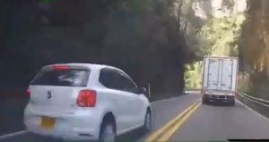 El conductor del carro blanco adelantó en doble línea y a pocos metros de una curva cerrada.