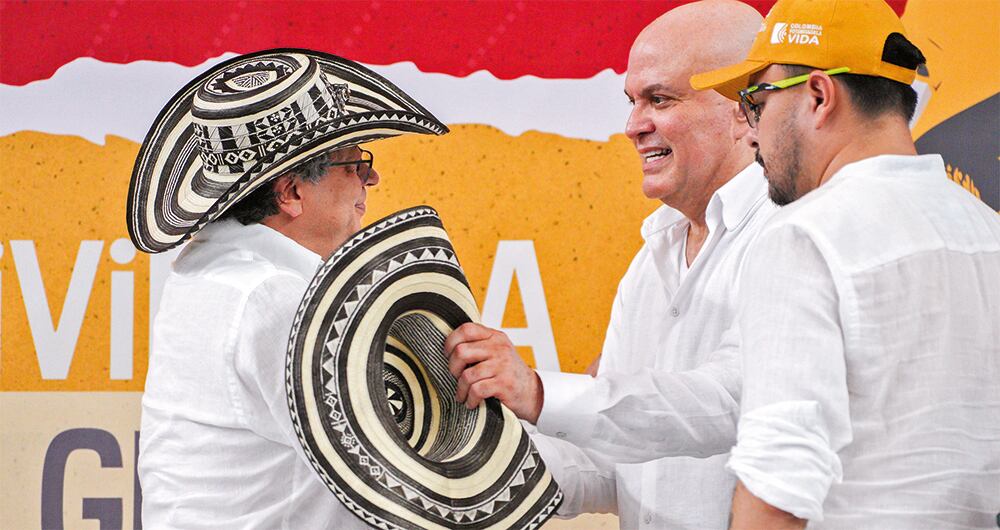   Gustavo Petro y Salvatore Mancuso intercambiaron sombreros vueltiaos en medio del evento.