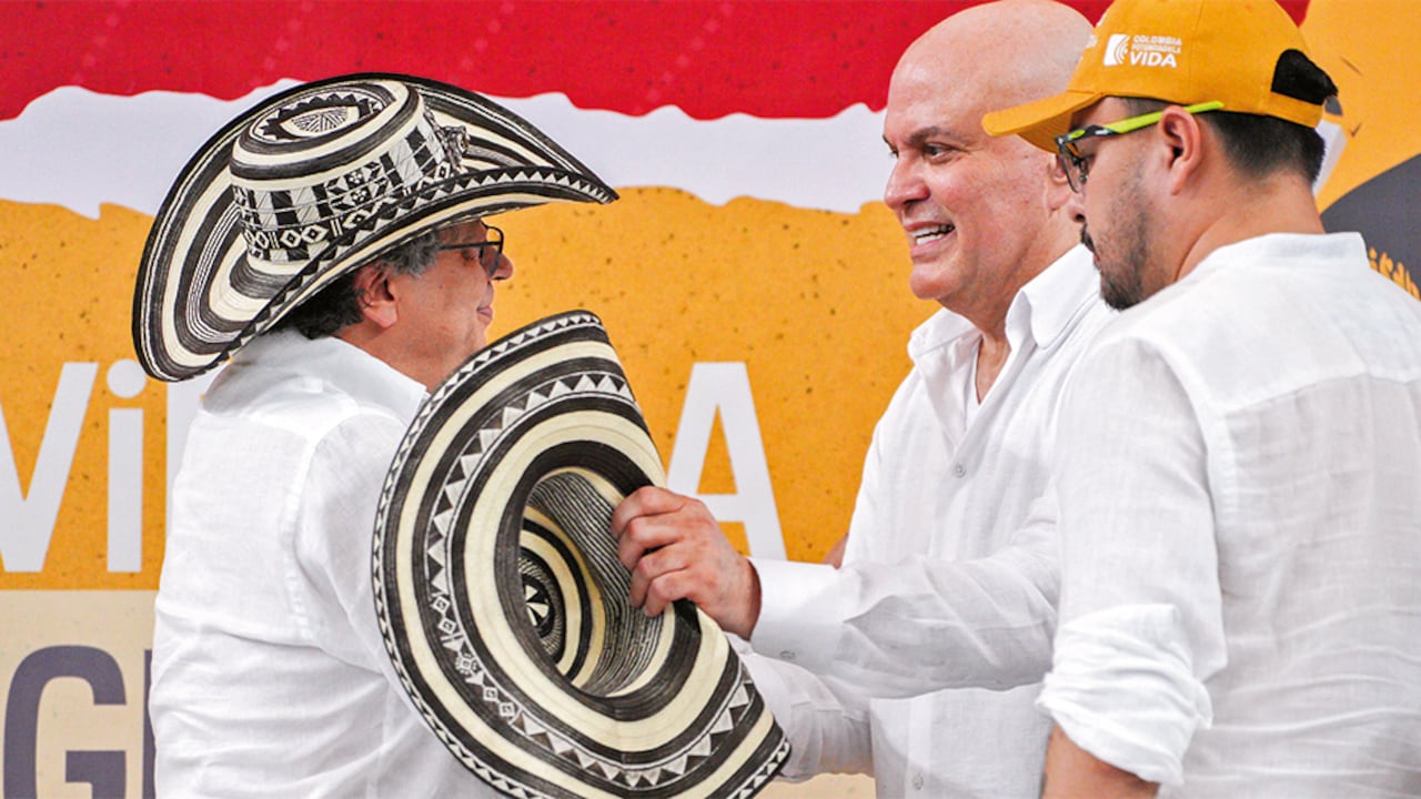 Gustavo Petro y Salvatore Mancuso intercambiaron sombreros vueltiaos en medio del evento.