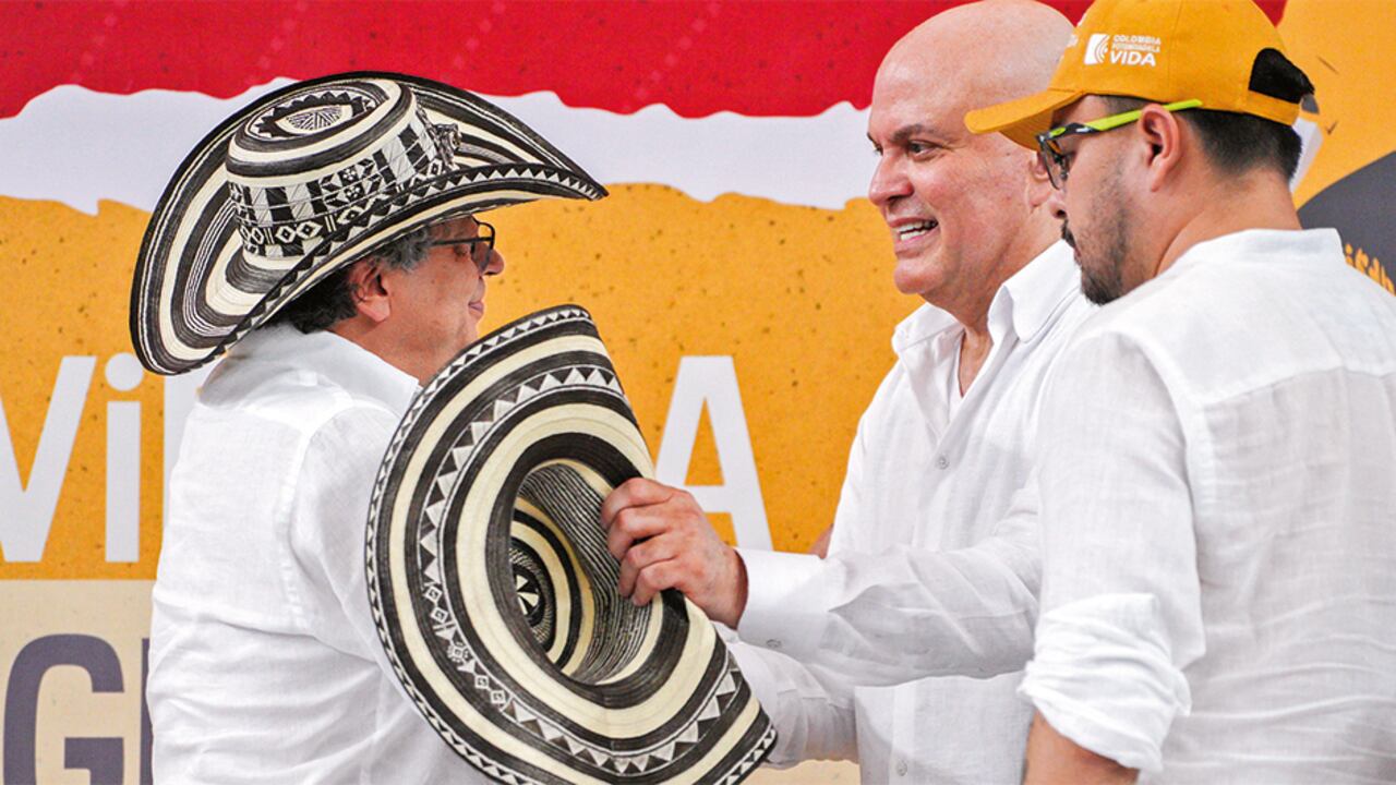 El presidente Gustavo Petro y Salvatore Mancuso intercambiaron sombreros vueltiaos en medio de un evento.