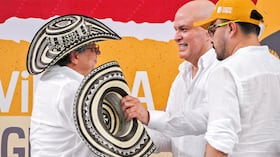 Gustavo Petro y Salvatore Mancuso intercambiaron sombreros vueltiaos en medio del evento.