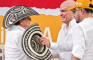 Gustavo Petro y Salvatore Mancuso intercambiaron sombreros vueltiaos en medio del evento.