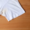 Las manchas amarillas son muy comunes en la ropa blanca.