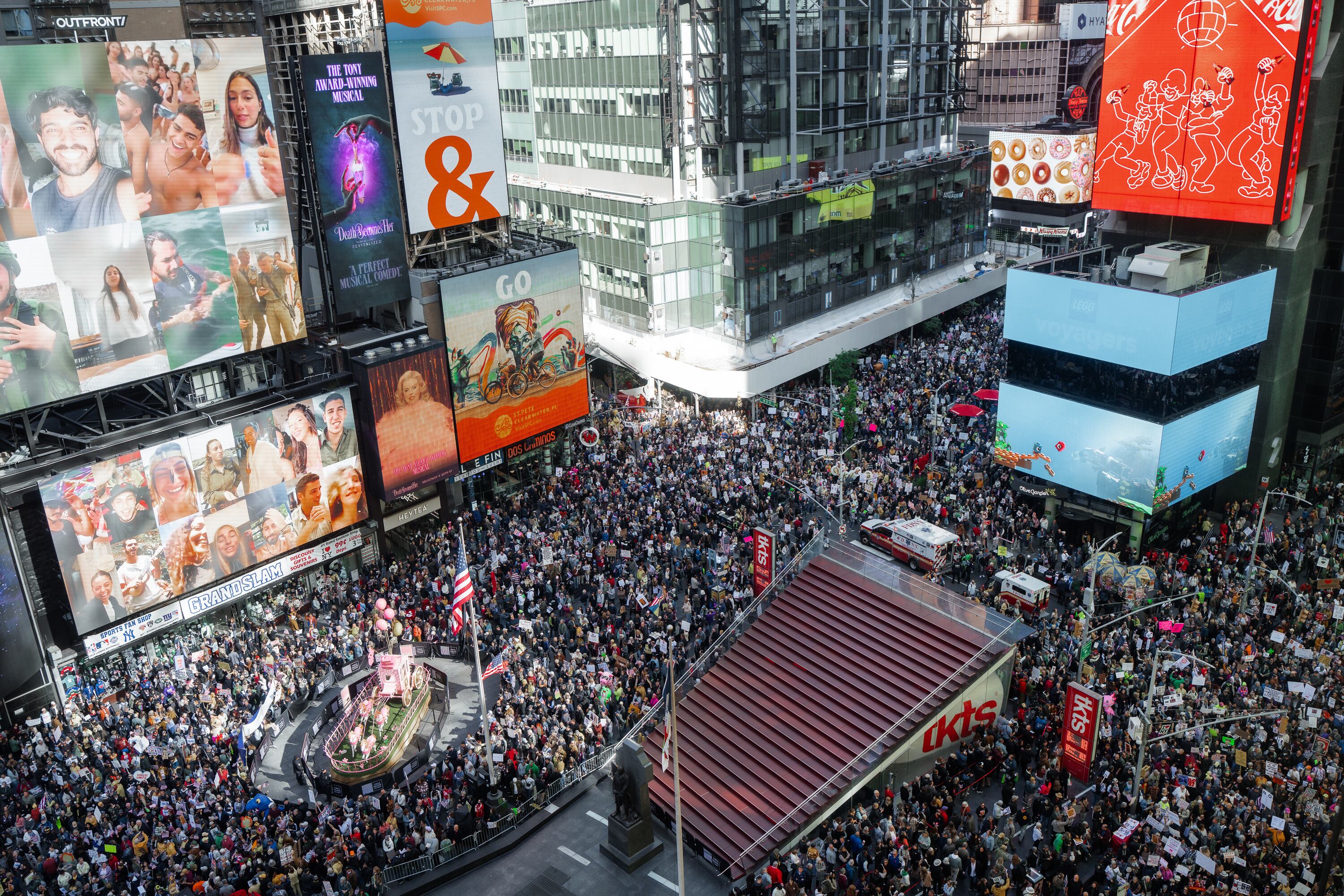 Miles de manifestantes llenaron Times Square durante la protesta "Sin Reyes".