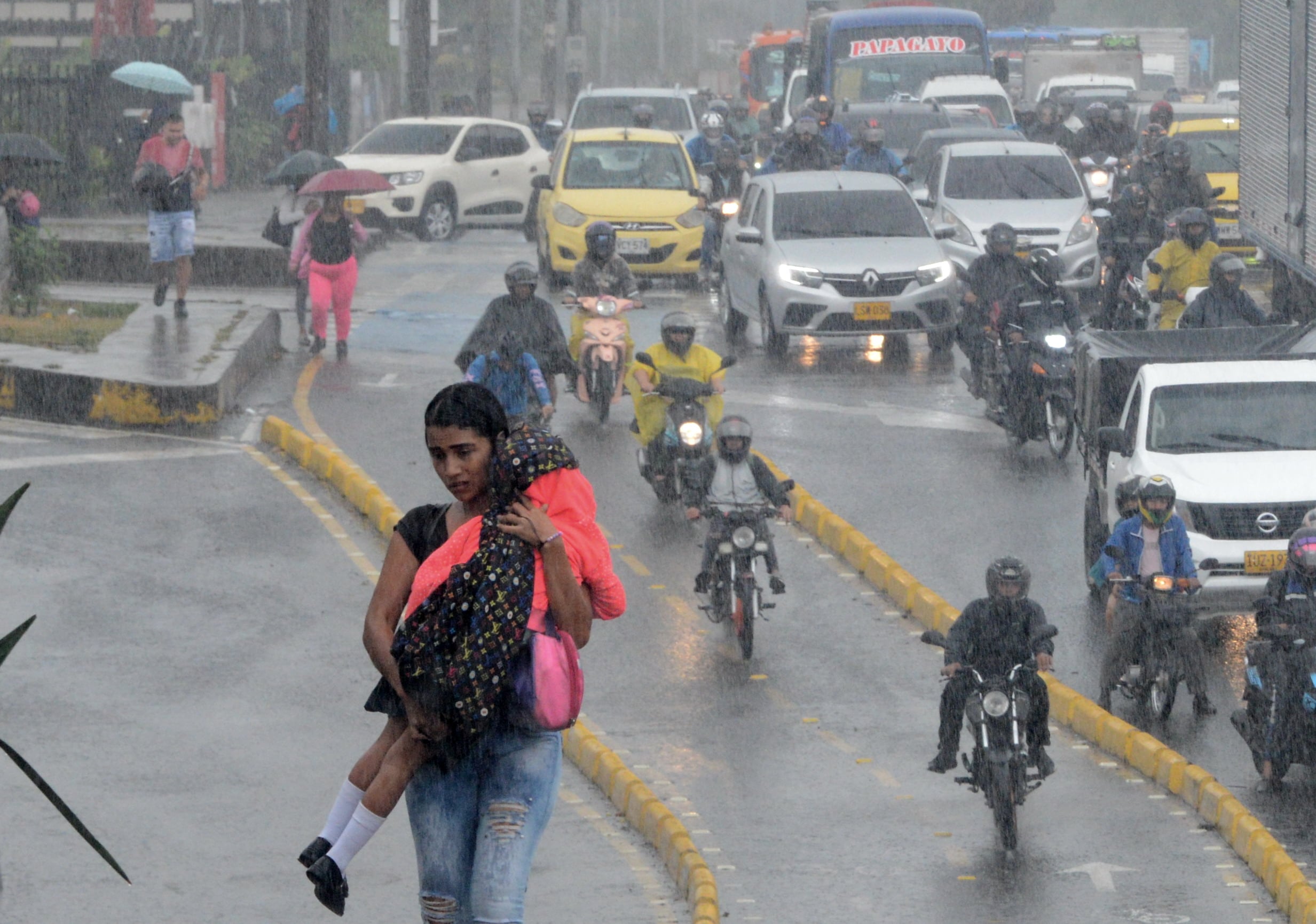 Cali: Con las primeras lluvias del mes de abril se espera la terminación paulatina del fenómeno del niño y con estas alejar los riegos de racionamientos eléctricos en el país. foto José L Guzmán.