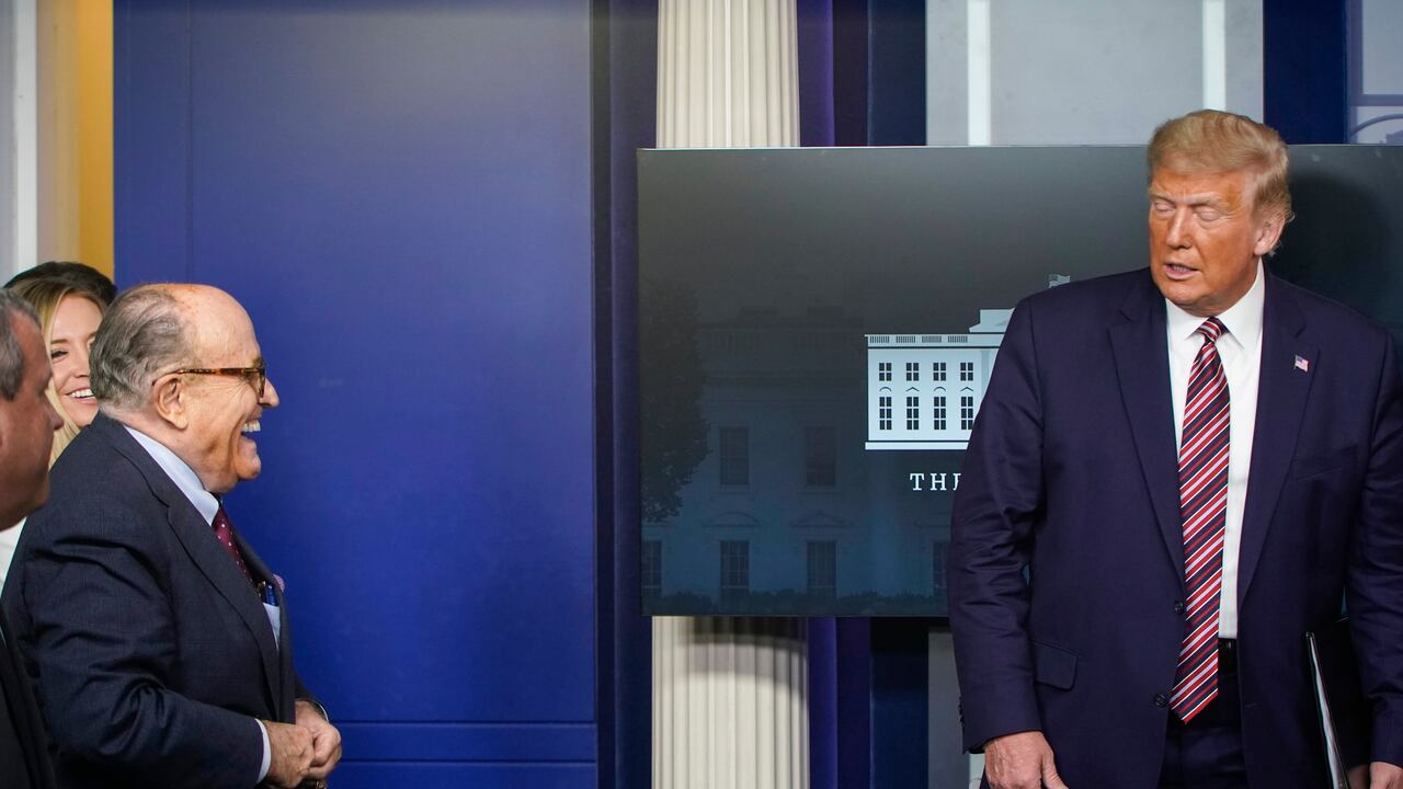 El presidente Donald Trump y su abogado Rudy Giuliani. (Foto de Joshua Roberts/Getty Images)