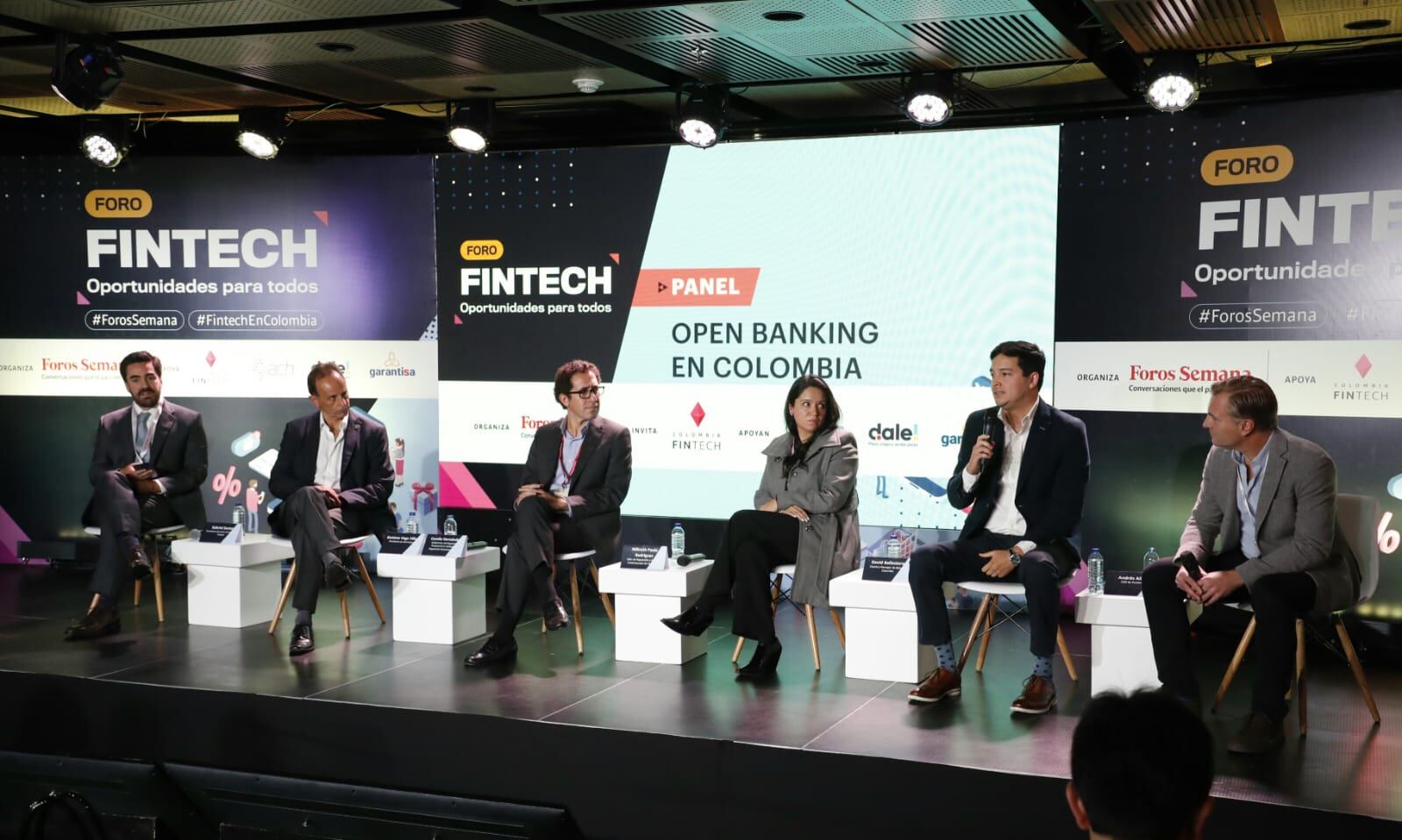 Inicia el panel: Open Banking en Colombia. Participan, Gabriel Santos, presidente de Colombia Fintech; Gustavo Vega Villamil, presidente de ACH Colombia; Camilo Hernández, subdirector de Regulación Prudencial en Unidad de Regulación Financiera – URF; Nillireth Paola Rodríguez, líder de Regulación y Asuntos Institucionales de Payválida; David Ballesteros, country manager de Belvo en Colombia; y Andrés Albán, CEO de Puntored.
