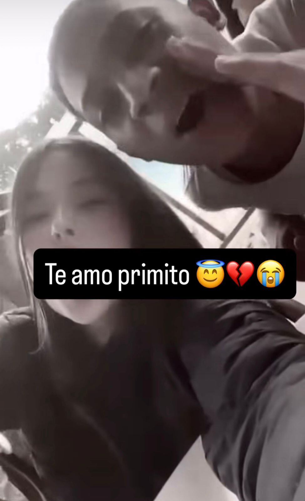 Mariana Morantes, hija de Neider Morantes, junto al estudiante Juan Andrés Hincapíé Salazar, uno de los muertos en el accidente del Liceo Antioqueño de Bello.