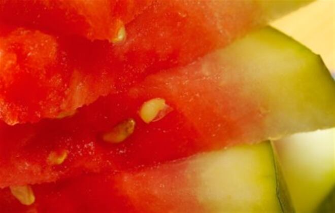 La sandía ayuda a producir los pigmentos en la retina del ojo y protege contra la degeneración macular relacionada con la edad.