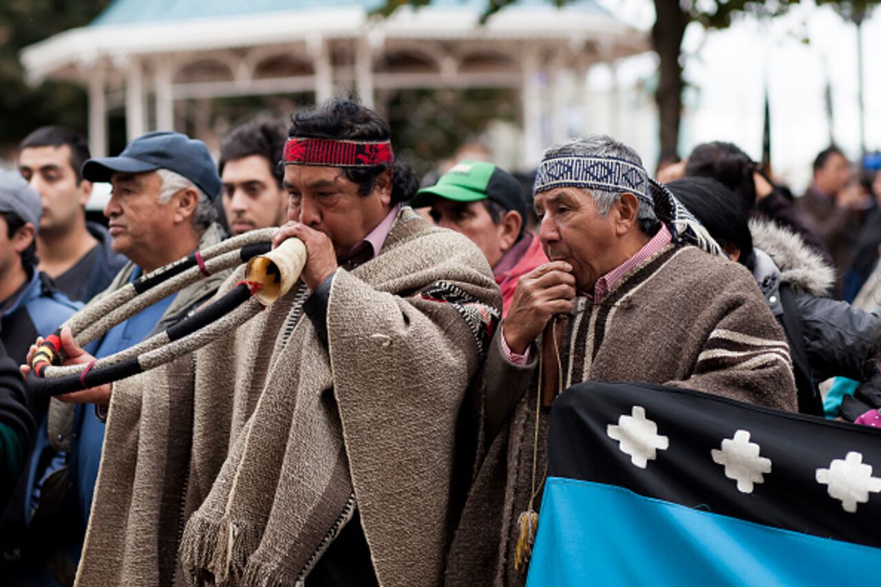 Debido a la situación, el Gobierno del presidente Boric, había decretado hace cerca de un año el estado de excepción en dos regiones del sur del país, epicentro del denominado “conflicto mapuche” que enfrenta a comunidades indígenas, empresas forestales y el Estado. (Photo by Fernando Lavoz/NurPhoto via Getty Images)