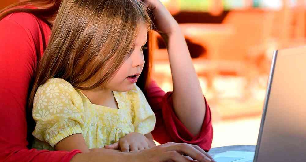 El acompañamiento de un adulto es clave para garantizar una experiencia digital segura.