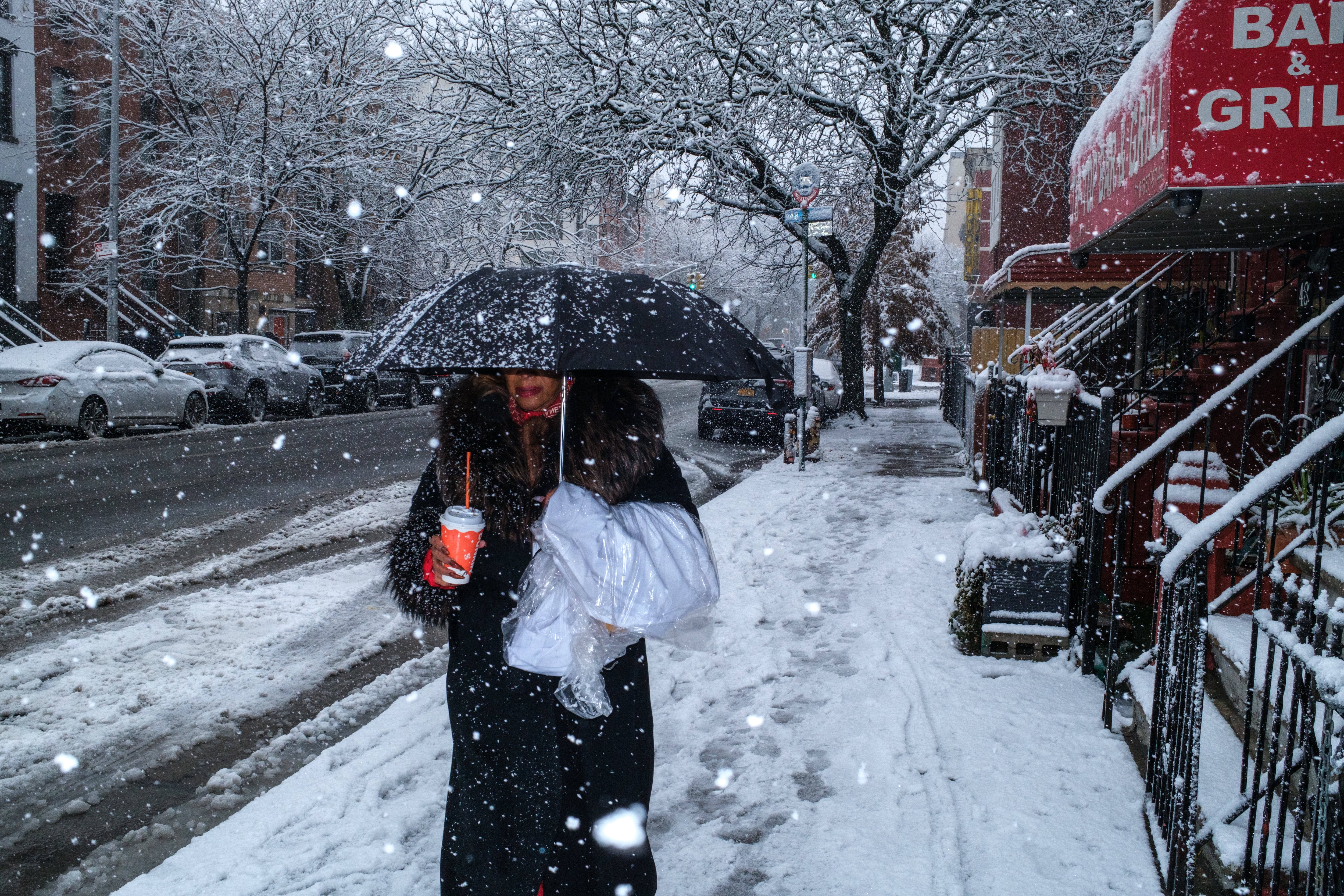 Una persona camina durante la nieve que cae, el domingo 14 de diciembre de 2025, en el distrito de Brooklyn de Nueva York. (Foto AP/Adam Gray)