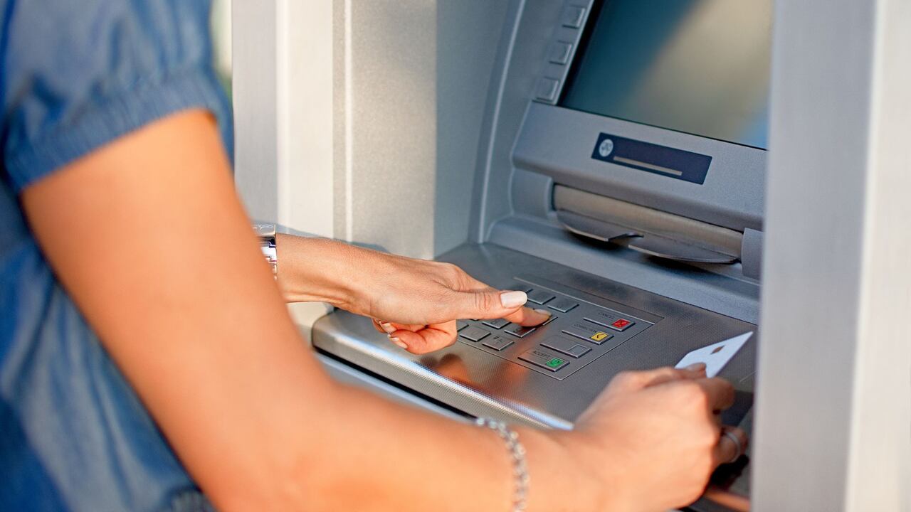 Los botones presentes en los cajeros automáticos deben usarse de forma correcta.