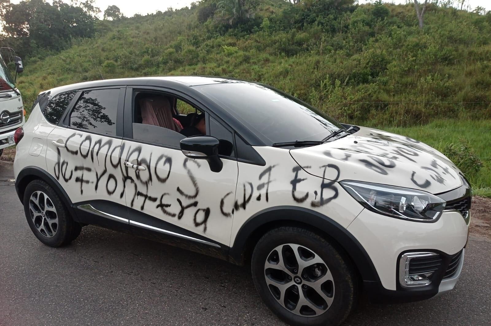 Disidencias instalaron retén ilegal, detuvieron carros y les hicieron grafitis alusivos a los Comandos de Fronteras.