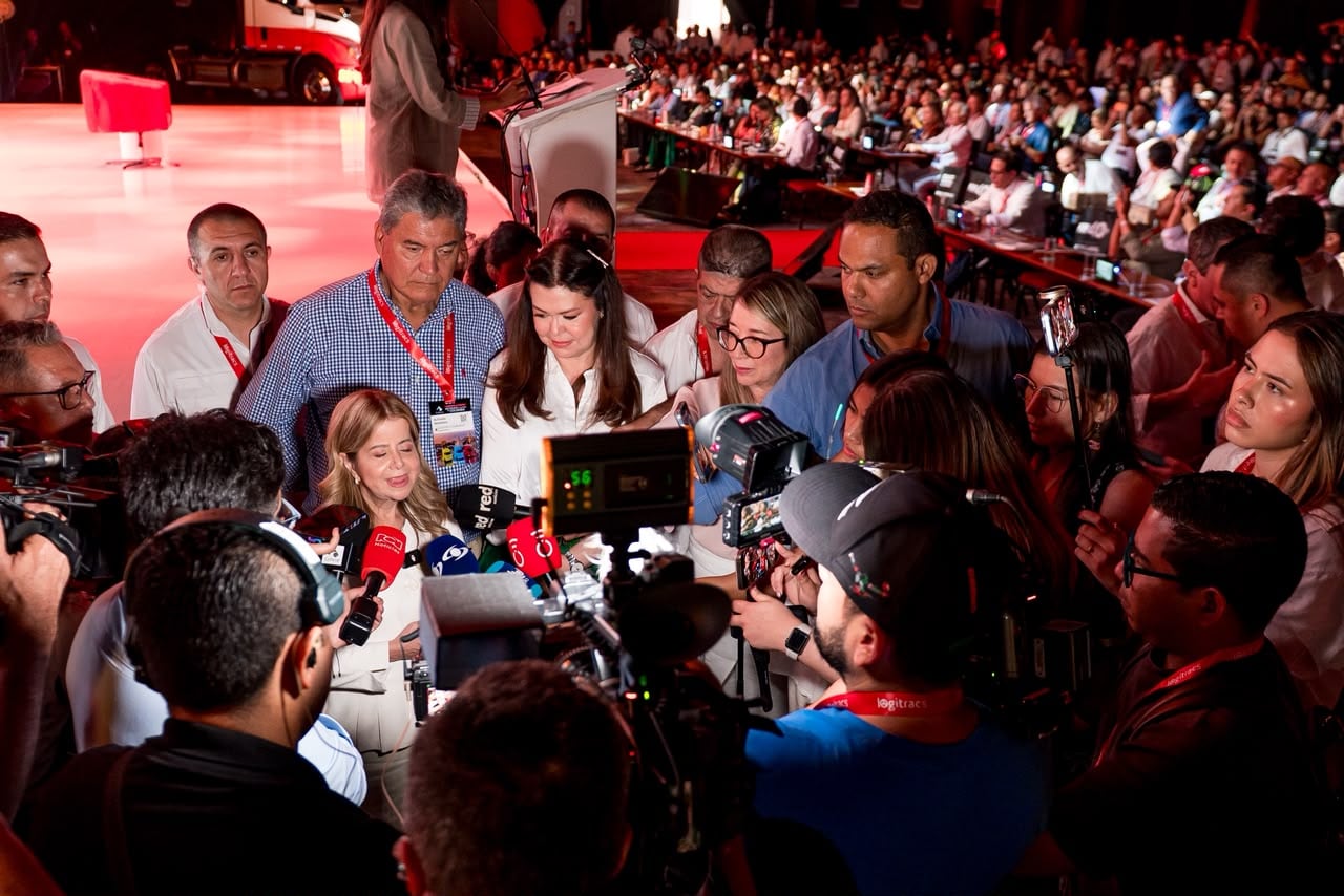 Elsa Noguera, ministra de Transporte, en rueda de prensa durante el Congreso de Colfecar.