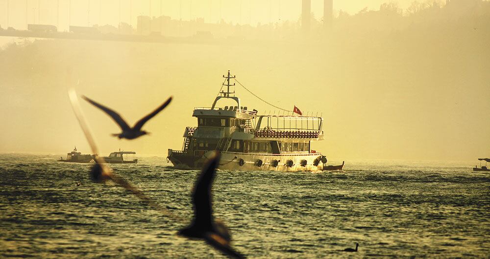 A diario, los estambulíes cruzan el Bósforo entre gaviotas y ferrys, entre un continente y otro, entre dos mundos.