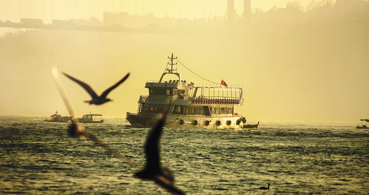 A diario, los estambulíes cruzan el Bósforo entre gaviotas y ferrys, entre un continente y otro, entre dos mundos.