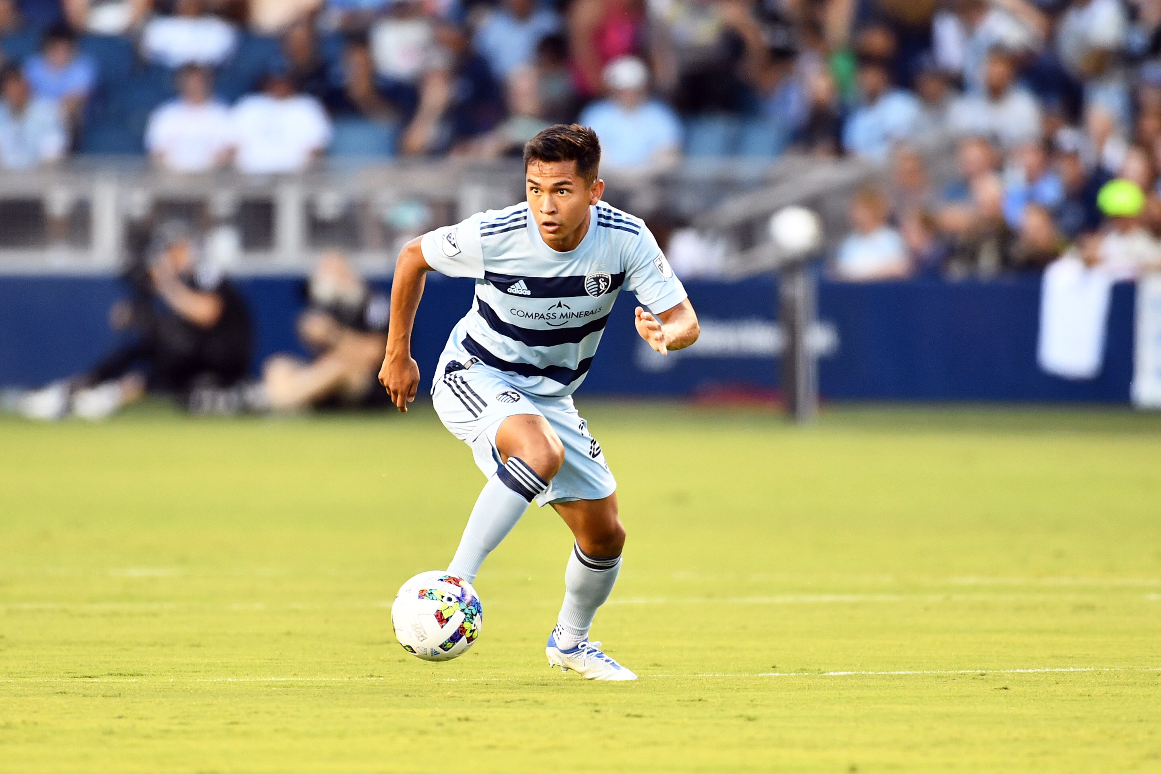 Felipe Hernández #21 del Sporting Kansas City con el balón durante un partido entre Los Ángeles FC y Sporting Kansas City en el Children's Mercy Park el 23 de julio de 2022 en Kansas City, Kansas.