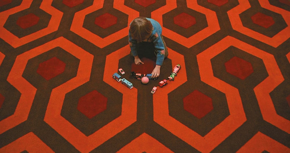 Un fotográma clásico del cine de terror: el pequeño Danny Torrance jugando por los pasillos del Overlook, mientras su padre es el encargado de cuidar el hotel en invierno.