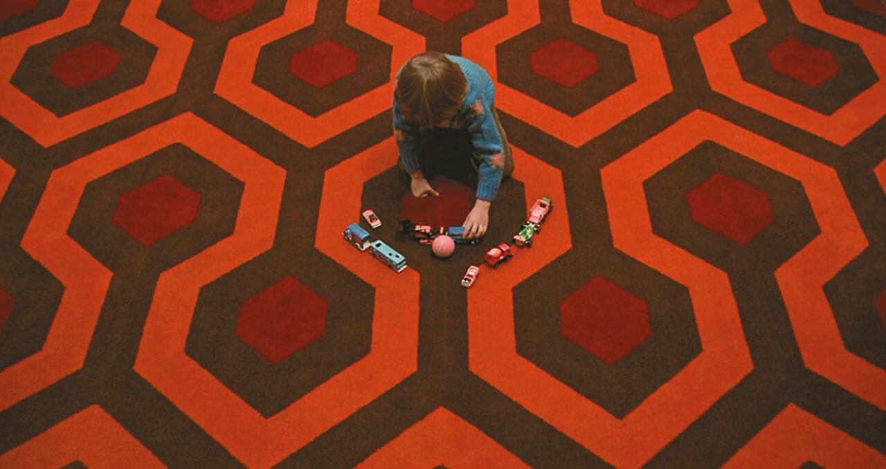Un fotográma clásico del cine de terror: el pequeño Danny Torrance jugando por los pasillos del Overlook, mientras su padre es el encargado de cuidar el hotel en invierno.