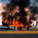 Un camión se incendia en una calle de Culiacán, estado de Sinaloa, el jueves 5 de enero de 2023. Las fuerzas de seguridad mexicanas capturaron a Ovidio Guzmán, un presunto narcotraficante buscado por Estados Unidos y uno de los hijos del exjefe del cartel de Sinaloa, Joaquín “El Chapo”. (AP Photo/Martin Urista)