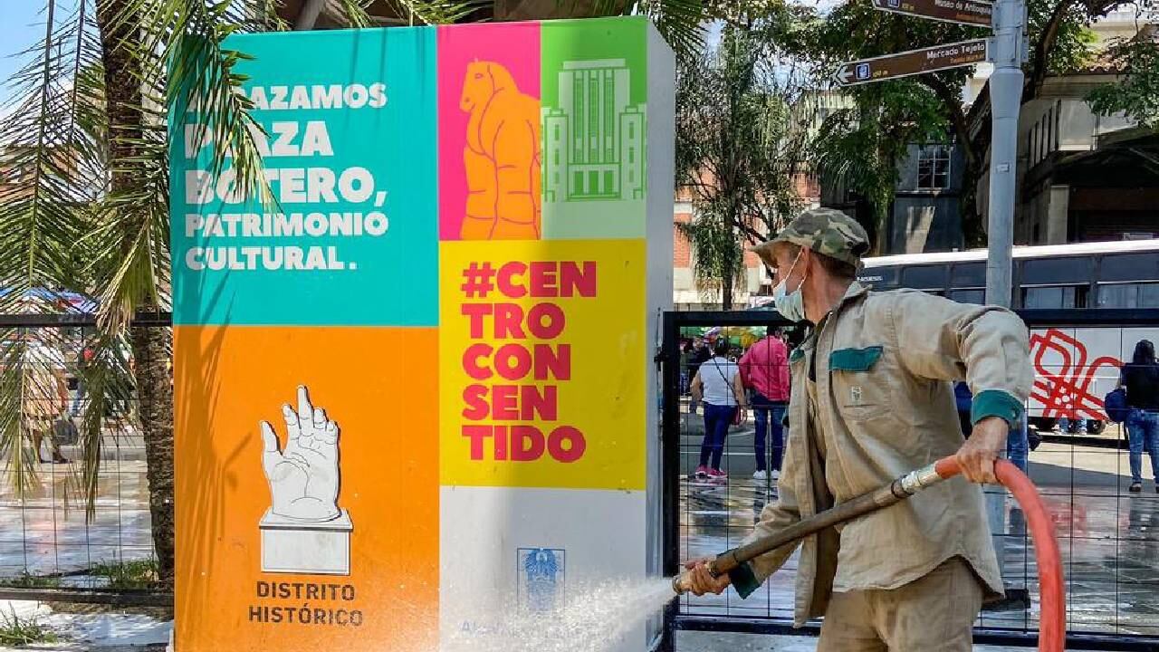 Vallas como las de la foto fueron vandalizadas o robadas por los delincuentes en Medellín.