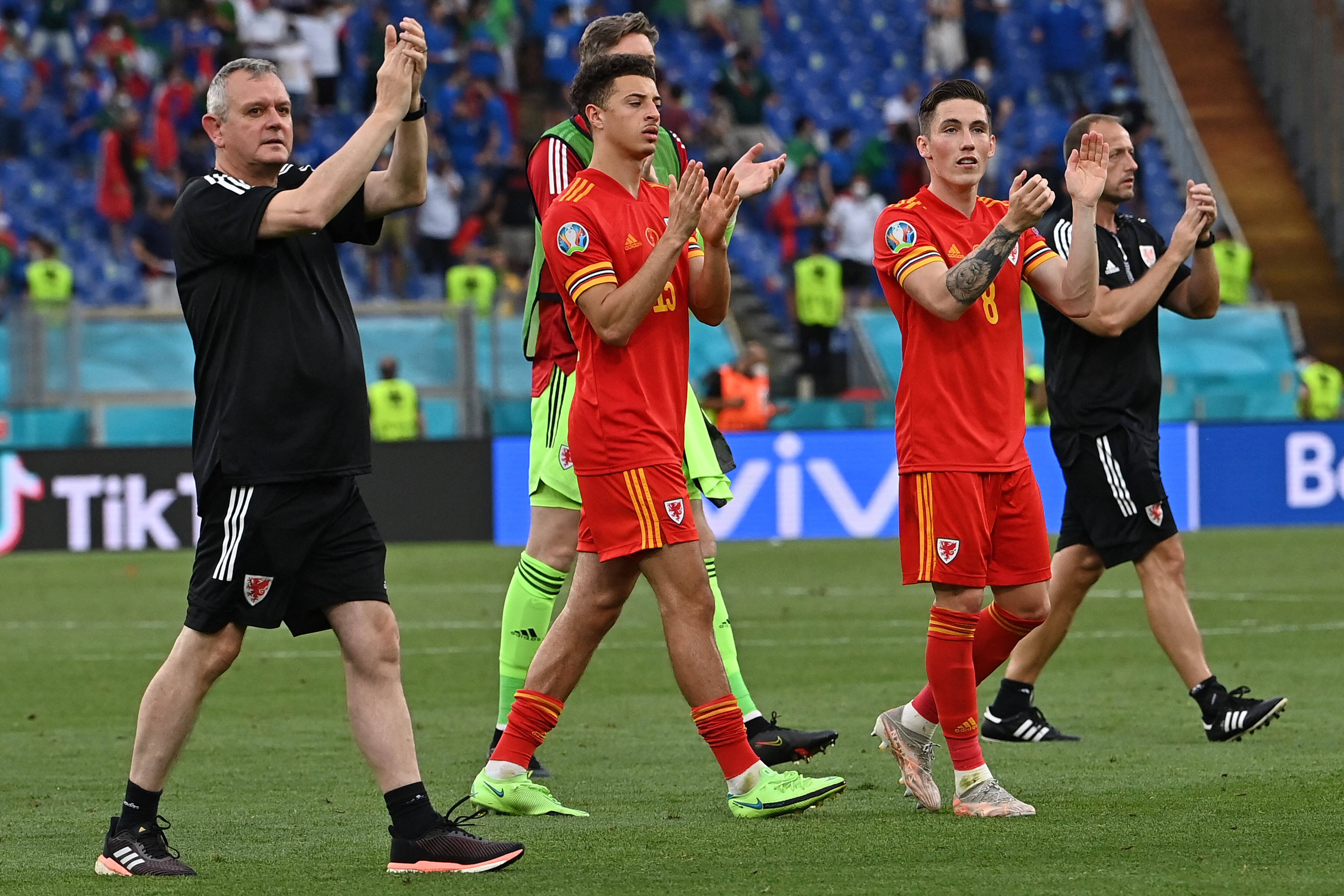 Gales celebra clasificación a octavos de la Eurocopa