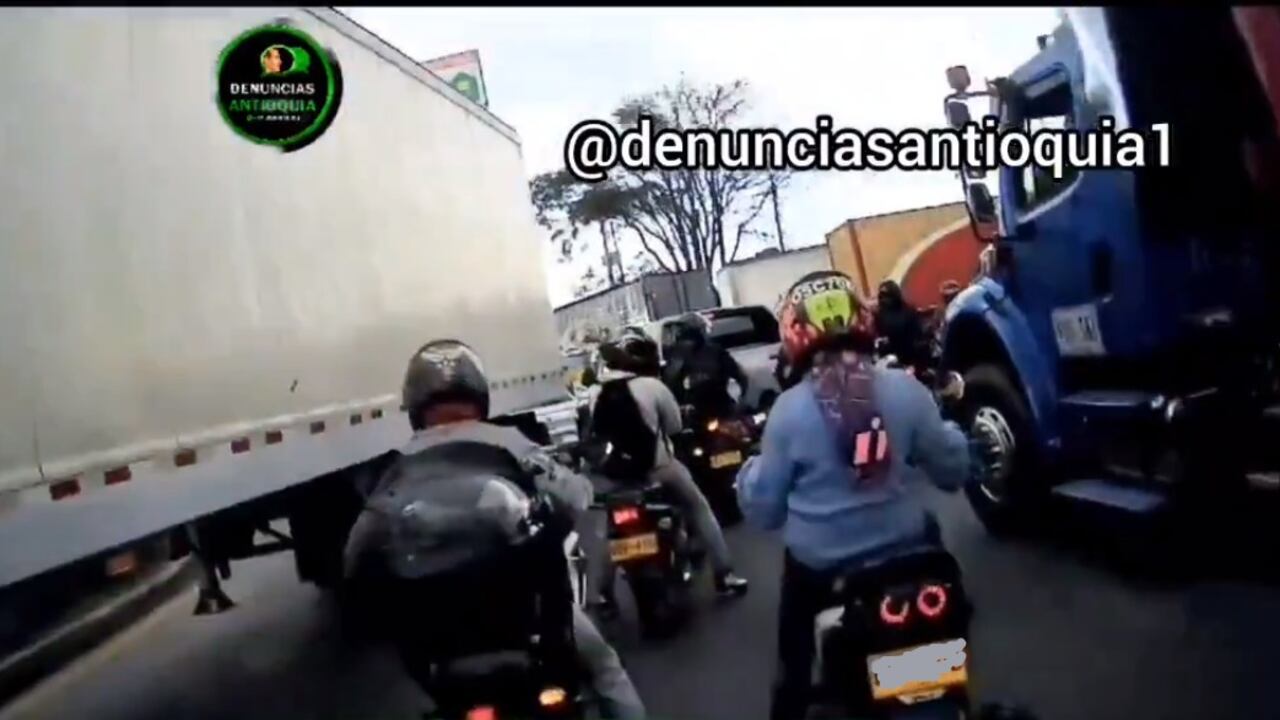 El imprudente motociclista no logra pasar por debajo de una tractomula.