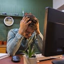 Trabajador con burnout.