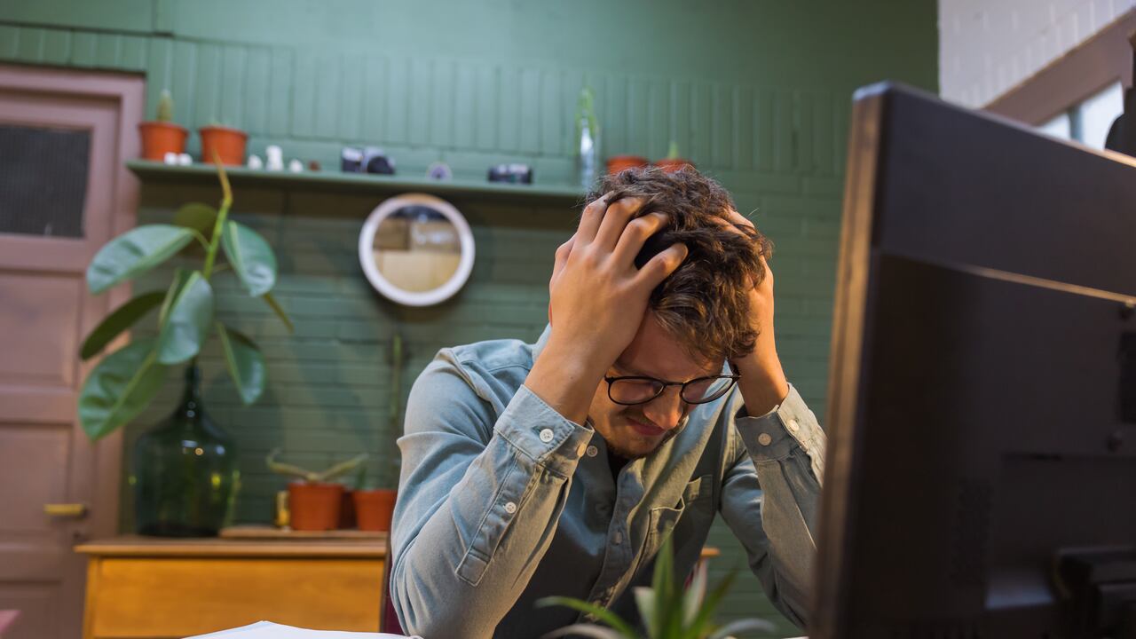 Trabajador con burnout.
