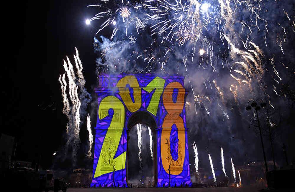 Las proyecciones en el Arco del triunfo en los Campos Elíseos de Paris