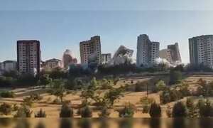 Demolición de edificios averiados por sismo en Turquía