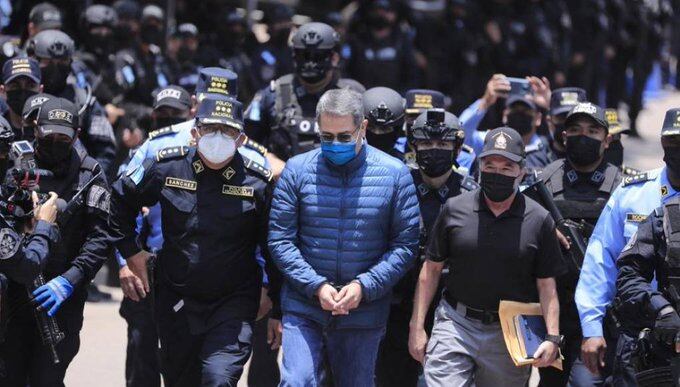 Aunque inicialmente la salida de Hernández estuvo prevista para las 5:00 p.m. local, el ministro de Seguridad, Ramón Sabillón, informó este jueves que se reprogramó para las 1:00 p.m.