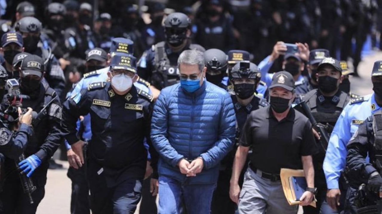 Aunque inicialmente la salida de Hernández estuvo prevista para las 5:00 p.m. local, el ministro de Seguridad, Ramón Sabillón, informó este jueves que se reprogramó para las 1:00 p.m.