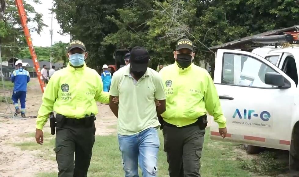 Uno de los capturados por robar energía.